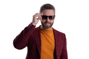 Beyaz giysili şık erkek kıyafetleri. İş ceketli ve güneş gözlüklü bir adam. Olgun adam erkek giyim tarzı giyinir. Şık ve modaya uygun. İspanyol manken. Moda meraklısı..