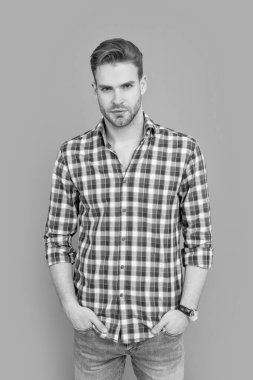 Kafkasyalı stil adamı sakallı. Gri arka planda kareli gömlekli şık bir adam izole edilmiş. Şık, rahat gömlekli bir adam. Tarz sahibi adamın stüdyo fotoğrafı..
