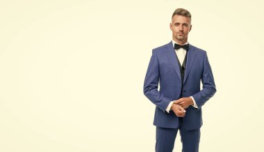 Papyonlu, mavi takım elbiseli olgun bir adam. Beyaz iş adamı. resmi kıyafet konsepti. Boşluğu kopyala.