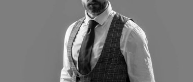 Stüdyoda kırpılmış manzaralı erkekler için erkek giyim. Erkek giyim kuşamı giymiş bir adamın fotoğrafı. Erkekler erkek kıyafeti giyer. Gri arka planda tek başına kalan erkek giyimli adam..