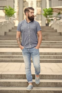 Sakallı adam aşağı iniyor. Sakallı, uzun sakallı bir adam. hippi sakallı adam dışarıda..