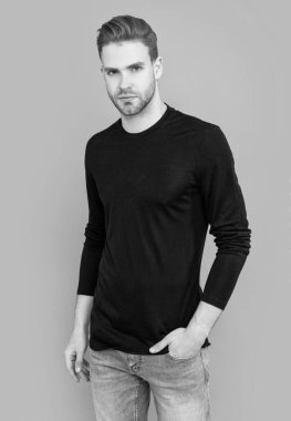 Stüdyoda sakallı bir adam. Gri arka planda sakallı bir adam var. Sakalı olan beyaz bir adam. kıllar ve sakallar.