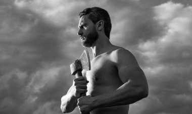 Baltalı üstsüz adam. Beyaz adam, baltayı tut. Gökyüzünde kendine güveni olan vahşi bir adam.