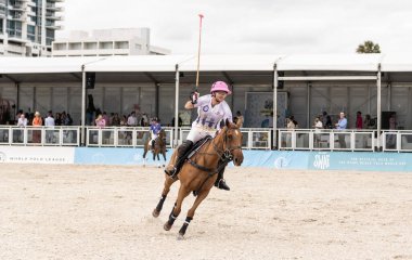 Miami Plajı, ABD-17 Kasım. 2024: Polo oyuncuları Dünya Polo Ligi Plajı 'nda oynuyorlar. Miami Beach, FL 'deki atların polo oyuncuları.