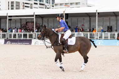 Miami Plajı, ABD-17 Kasım. 2024: Polo oyuncuları Dünya Polo Ligi Plajı 'nda oynuyorlar. Miami Beach, FL 'deki atların polo oyuncuları.