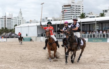 Miami Plajı, ABD-17 Kasım. 2024: Polo oyuncuları Dünya Polo Ligi Plajı 'nda oynuyorlar. Miami Beach, FL 'deki atların polo oyuncuları.