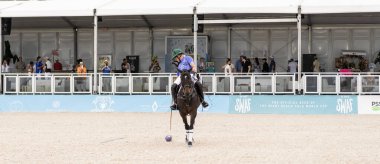 Miami Plajı, ABD-17 Kasım. 2024: Polo oyuncuları Dünya Polo Ligi Plajı 'nda oynuyorlar. Miami Beach, FL 'deki atların polo oyuncuları.