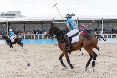 Miami Plajı, ABD-17 Kasım. 2024: Polo oyuncuları Dünya Polo Ligi Plajı 'nda oynuyorlar. Miami Beach, FL 'deki atların polo oyuncuları.