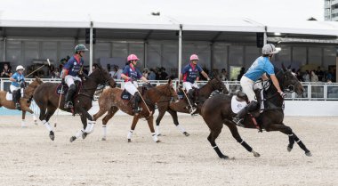 Miami Plajı, ABD-17 Kasım. 2024: Polo oyuncuları Dünya Polo Ligi Plajı 'nda oynuyorlar. Miami Beach, FL 'deki atların polo oyuncuları.