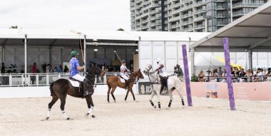 Miami Plajı, ABD-17 Kasım. 2024: Polo oyuncuları Dünya Polo Ligi Plajı 'nda oynuyorlar. Miami Beach, FL 'deki atların polo oyuncuları.