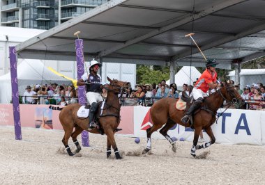 Miami Plajı, ABD-17 Kasım. 2024: Polo oyuncuları Dünya Polo Ligi Plajı 'nda oynuyorlar. Miami Beach, FL 'deki atların polo oyuncuları.