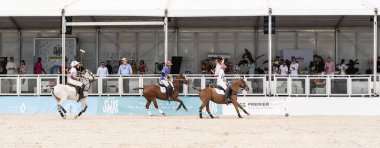 Miami Plajı, ABD-17 Kasım. 2024: Polo oyuncuları Dünya Polo Ligi Plajı 'nda oynuyorlar. Miami Beach, FL 'deki atların polo oyuncuları.
