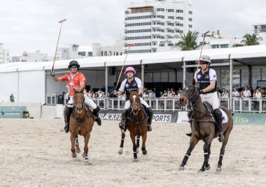Miami Plajı, ABD-17 Kasım. 2024: Polo oyuncuları Dünya Polo Ligi Plajı 'nda oynuyorlar. Miami Beach, FL 'deki atların polo oyuncuları.