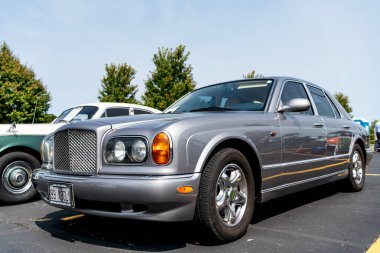 Chicago, Illinois, ABD - 08 Eylül 2024 Bentley Arnage Birkin klasik araç, köşe manzaralı. Klasik bir araba. Klasik Bentley Arnage Birkin arabası. Bentley Arnage Birkin Chicago 'da