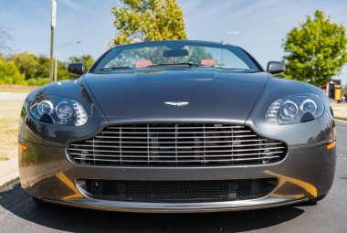 Chicago, Illinois, ABD - 08 Eylül 2024: 2008 Aston Martin V8 üstü açık gri spor araba, köşe manzaralı. Aston Martin V8 Vantage. Chicago Oto Fuarında üstü açık Aston Martin Vantage arabası.