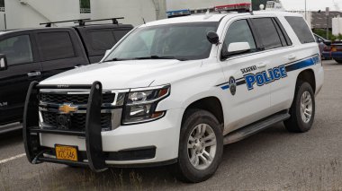 Skagway, Alaska, ABD - 23 Temmuz 2019 Chevrolet Tahoe SUV polis arabası. Chevrolet Tahoe 'nun polis aracı. Chevrolet Tahoe. Polis arabası. Chevy Chevrolet Tahoe, köşe manzaralı..