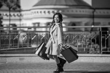 Sonbahar alışverişi. Sonbahar moda kızı için modaya uygun kıyafetler. Genç kız gardırobu yeniledi. Sonbahar indirimi ve indirim. Genç kız açık hava alışverişi yapıyor. Alışverişçi kız için sonbahar modası.