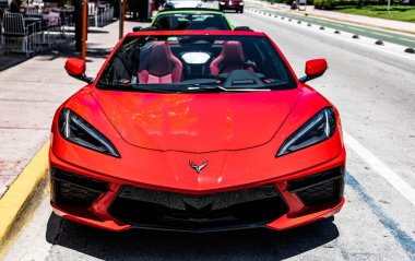 Miami Beach, Florida USA - 9 Haziran 2024: Chevy Corvette C8 3LT Ocean Drive Miami Beach. Kırmızı renkli Chevy Corvette 3LT. ön görünüm