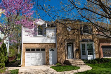 Banliyö kır evi mimarisi. Modern banliyö evi. Açık alanda bir apartman. Mahalledeki banliyö yazlık evi. Kenar mahallelerde garajı olan bir ev..