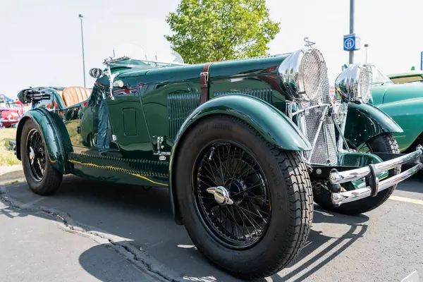 Chicago, Illinois, ABD - 08 Eylül 2024: Wolseley Hornet Roadster iki koltuklu spor üstü açık spor araba, köşe manzaralı. Retro spor araba yeşil renk. Üstü açık Wolseley Hornet Roadster arabası.