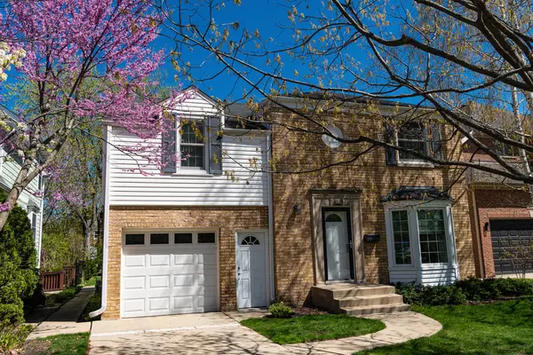 Banliyö kır evi mimarisi. Modern banliyö evi. Açık alanda bir apartman. Mahalledeki banliyö yazlık evi. Kenar mahallelerde garajı olan bir ev..