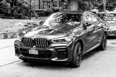 New York City, ABD - 26 Ağustos 2023: BMW X6 SUV çapraz mavi renk, köşe görüş.