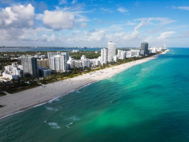 Miami güney sahili hava manzaralı. Deniz sahili kıyısı ve kıyı şeridi. Miami, Florida 'da yaz tatili. Sahilde deniz tatili. Marina manzaralı. Turkuaz sular. Plaj tatili Miami kıyıları..