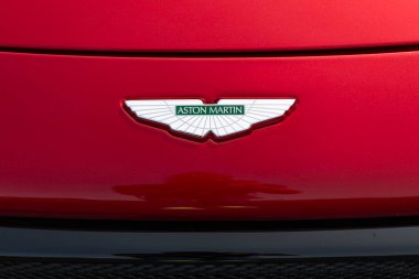Chicago, Illinois, ABD - 08 Eylül 2024: Aton Martin kırmızı arka planda. İngiliz lüks spor araba üreticisi Aston Martin 'in logosu 1913' te kuruldu...