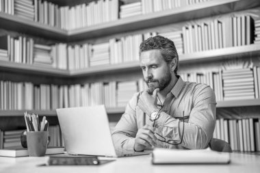 Online okul eğitimi. Estonya 'da dersteydim. Dijital sınıf. Sınıfta öğretmenin online eğitimi. Öğretmenler günü. Öğretmen çevrimiçi eğitim sunuyor. Uzaklık öğrenimi.