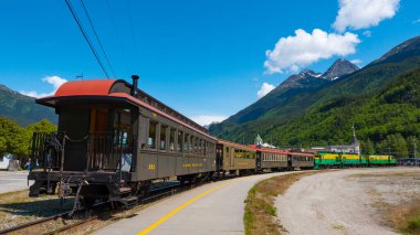 Skagway, Alaska, ABD - 07 Temmuz 2019 Tren İstasyonu. Alaska 'da Yukon gezisi. White Pass ve Yukon Demiryolu treni. Demiryolunda demiryolu treni. Seyahat hedefi.