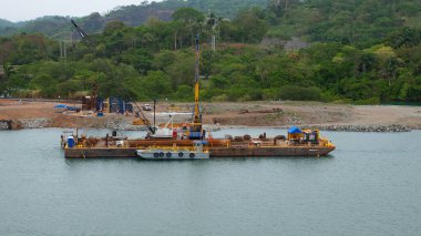 Kolon, Panama - 06 Mayıs 2019: nehirde mavna nakli. Kargo mavnası nakliyesi.