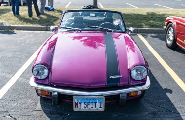 Chicago, Illinois, ABD - 08 Eylül 2024: Triumph Spitfire 1500 üstü açık spor araba, ön manzara. Retro pembe araba. Retro Triumph Spitfire arabası. Chicago 'da Üstü açılır Zafer Spitfire