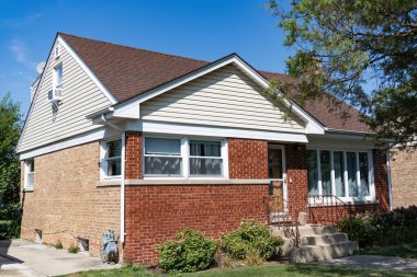 Banliyöde özel konutları var. Banliyö mahallesi. Özel aile mimarisi. Evin dış tarafı. Banliyö bölgesinde özel bir ev. Banliyö ev mimarisi. Konut gizliliği.