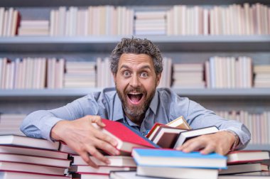 Öğretmen veya öğrenci için okul eğitimi. Okul profesörü kütüphanede kitap okuyor. Edebiyat dersi öğretmeni. Öğretmenim sınıfta. Okul kitaplarla dolu. eğitim edebiyatı.