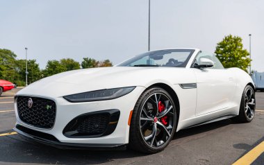 Chicago, Illinois, ABD - 08 Eylül 2024: Jaguar F-TYPE R75 AWD Üstü açılabilir araç, köşe görüş. Modern Jaguar F-TYPE R75 AWD üstü açılabilir araba beyazı. F-TYPE R75 AWD üstü açık araba. F-TİPE