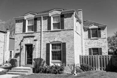 İkamet mimarisi. Modern villa cephesi. yazlık köy. Mahalledeki bir banliyö kulübesinin dışında. mimari tasarım. Modern yazlık ev. Mimarlık konsepti. mortgage.