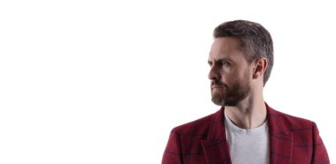 Sıradan erkek giyim kuşamında şık bir iş adamı. İnsan işadamı beyazda izole edilmiş. Ceketli bir iş adamı. Yakışıklı adam için erkek giyimi. Moda ceketi. Çağdaş erkek giyim, alanı kopyala.