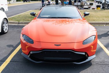 Chicago, Illinois, ABD - 08 Eylül 2020 Aston Martin v8 Vantage coupe, ön manzara. Aston Martin V8 Vantage. Üstü açık Aston Martin V8 Vantage turuncu araba