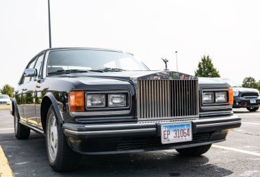 Chicago, Illinois, ABD - 08 Eylül 2024 Rolls Royce Silver Spirit aracı, köşe manzaralı. Retro klasik araba. Rolls Royce Silver Spur arabası. Rolls Royce Silver Spirit Chicago 'da