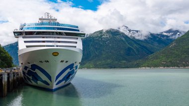 Skagway, Alaska, ABD - 23 Temmuz 2019: Alaska limanı ve yolcu gemisi. Seyahat turu. Seyahat güzergahı. Prenses 'in Ada Prensesi seyahati. Boşluğu kopyala.
