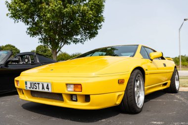 Chicago, Illinois, ABD - 08 Eylül 2024: Lotus Esprit S4S modeli 1995 retro sportscar, köşe manzaralı. Retro sarı araba. Lotus Esprit S4S aracı Chicago 'da Lotus