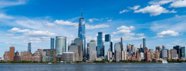 New York, Birleşik Devletler. Aşağı Manhattan silueti. New York, Manhattan 'ın ortasındaki New York şehrinin manzarası. NYC, ABD, Manhattan. New Jersey 'den New York. Manhattan şehir merkezi..