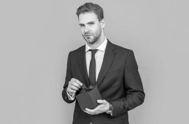 Şirketin hediye kutusuna sahip iş adamı Grey 'de izole edilmiş. Kurumsal hediye. Erkekler günü. Başarılı patron hediye kutusunu paylaşıyor. İş adamı romantik bir randevu için hazırlan. İş ödülü. Terfi ve ikramiyeler.