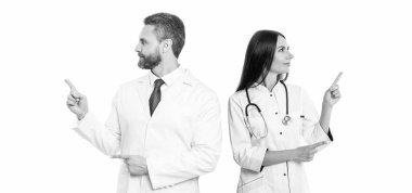 İki doktor doktorluk yapıyor. Sağlık doktoru beyazı izole etti. İlaç ve sağlık sigortası. Doktor reklamları işaret ediyor. Sağlık hizmeti ilanı. Hastane ve Sağlık Hizmetleri İlanlarıName.