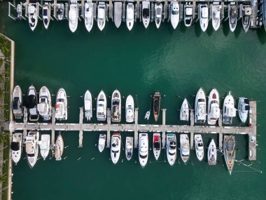 Miami 'de lüks bir yaz tatili. Özel tekne manzaralı. Lüks teknesi olan bir Marina. Miami 'deki yat kulübü ve yat limanı. Özel yat teknesi olan lüks bir yat limanı. Limanda rıhtımda bir yat var. Marina limanı.