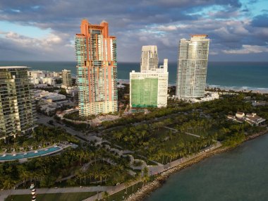 Deniz sahili kıyısı ve kıyı şeridi. Miami, Florida 'da yaz tatili. Sahilde deniz tatili. Marina manzaralı. Plaj tatili Miami kıyı şeridi. Miami güney sahili hava manzaralı. Canlı Miami.