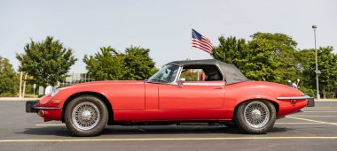 Chicago, Illinois, ABD - 08 Eylül 2024: Jaguar E Tipi 1974 üstü açık spor araba, yan görüş. Retro spor araba. Üstü açılır Jaguar E tipi araba. Chicago 'da Jaguar E Tipi