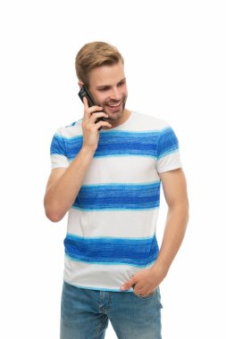 Ses bağlantısı. Adam akıllı telefonda konuşuyor. Telefon var. Mobil iletişim. İletişim. Akıllı telefondan konuşan adam beyazda izole edilmiş. Millennial Man 'in telefon görüşmesi var. İletişim becerileri.