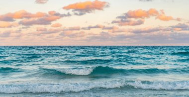 Deniz ufku manzarası. Yaz tatilinde bulutlu gökyüzü ve deniz manzarası. Deniz ufkuyla gökyüzü. Deniz doğarken sakin ufuk manzarası. Deniz manzarasında romantik yaz tatili gündoğumu. Uzak deniz ufku.