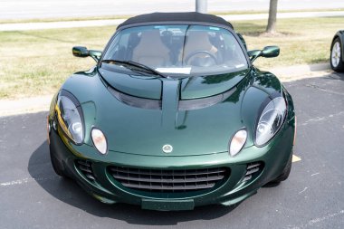 Chicago, Illinois, ABD - 08 Eylül 2024: 2005 Lotus Elise spor arabası, ön görüş. Yeşil metalik spor yara izi. Modern Lotus Elise arabası. Lotus Elise Chicago 'da